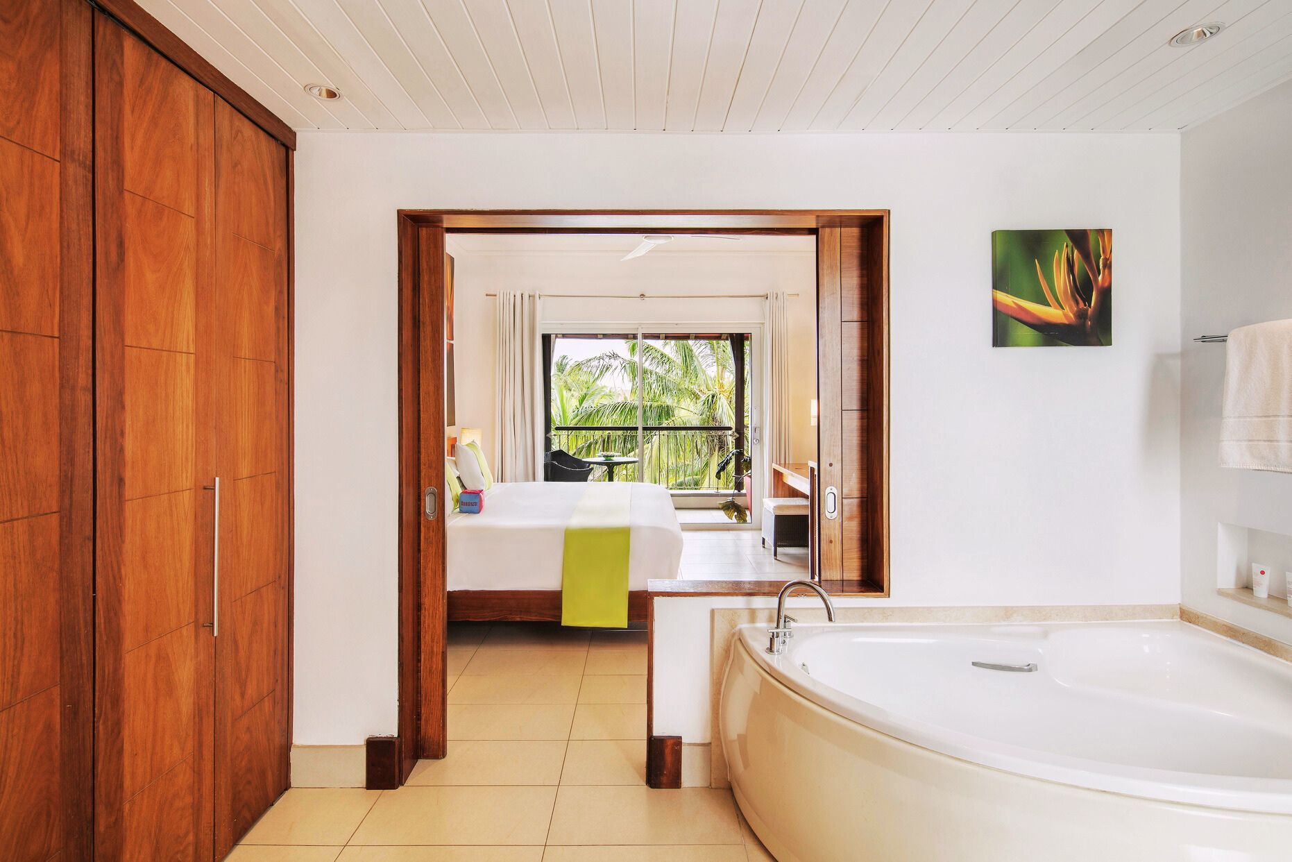 Tamassa Hotel Superior Room Bathtub