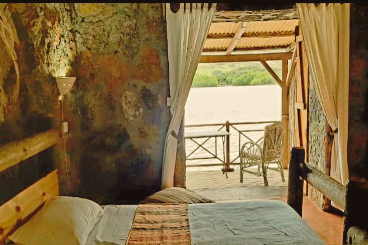 La Case du Pecheur room and outside view