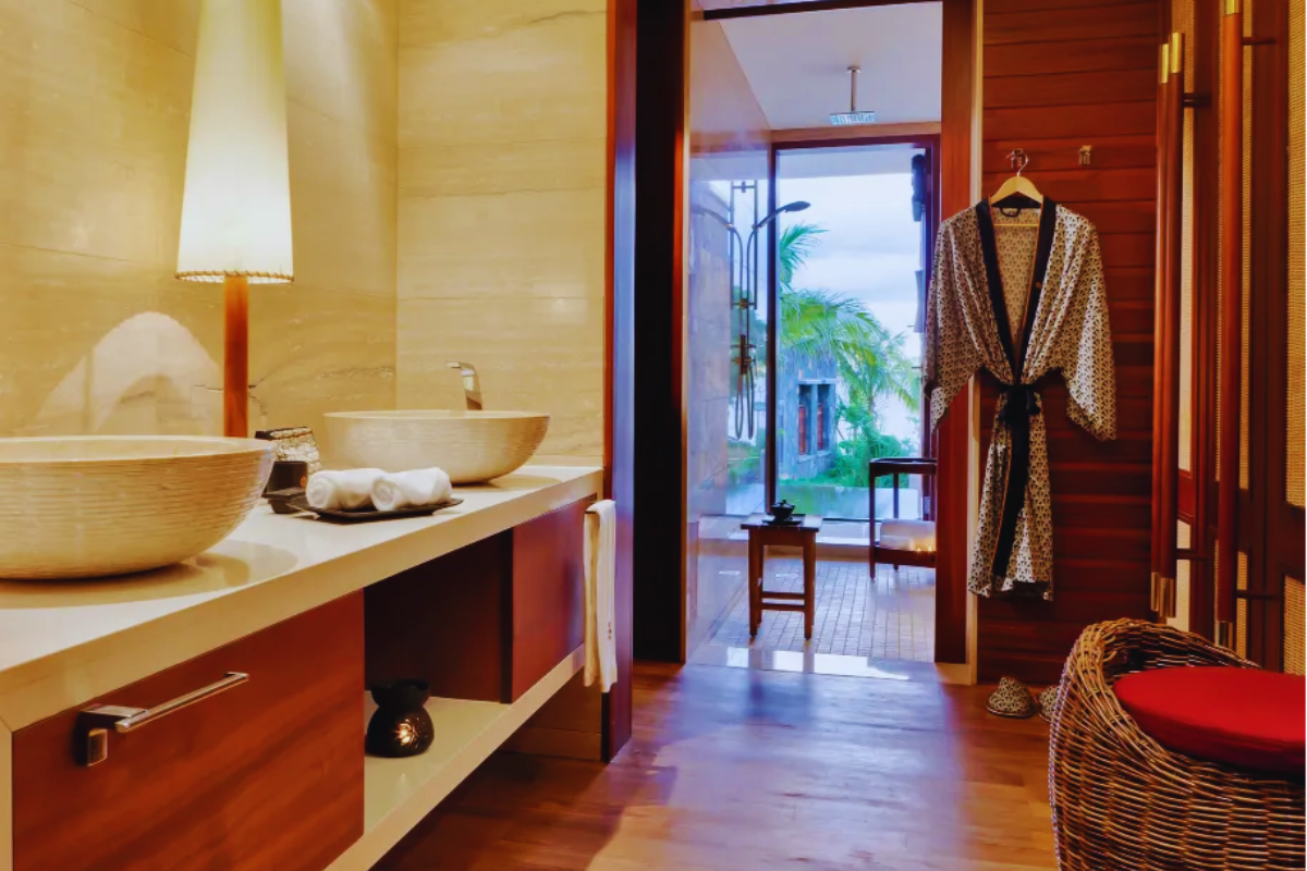 Luxury Pool Suite bathroom