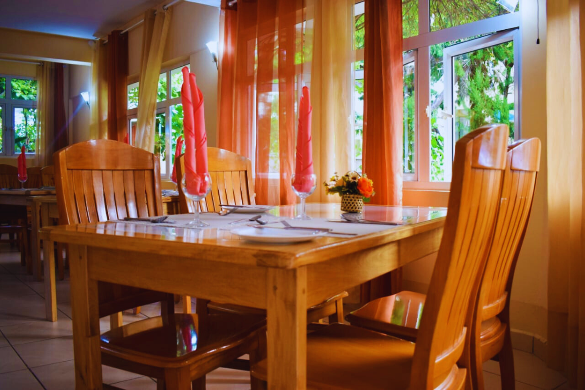 Auberge Anse Aux Anglais dining