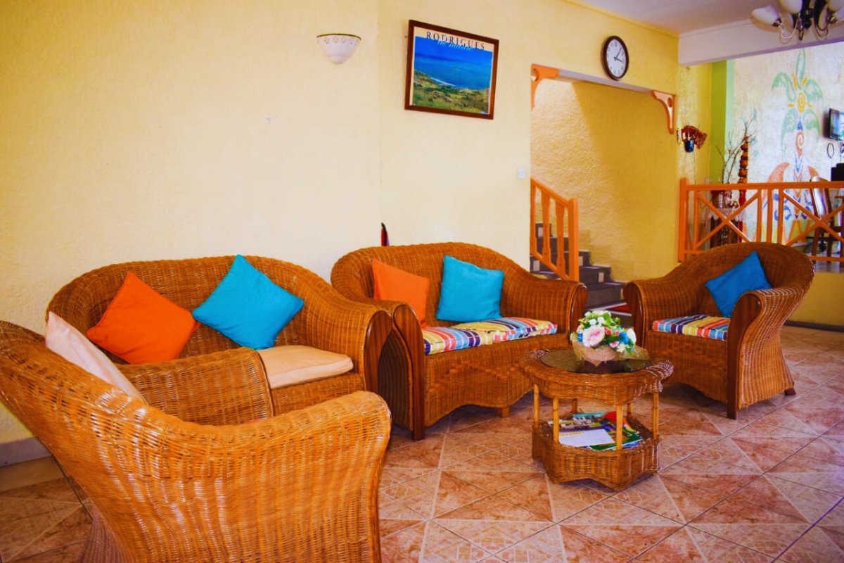 Auberge Anse Aux Anglais sitting area