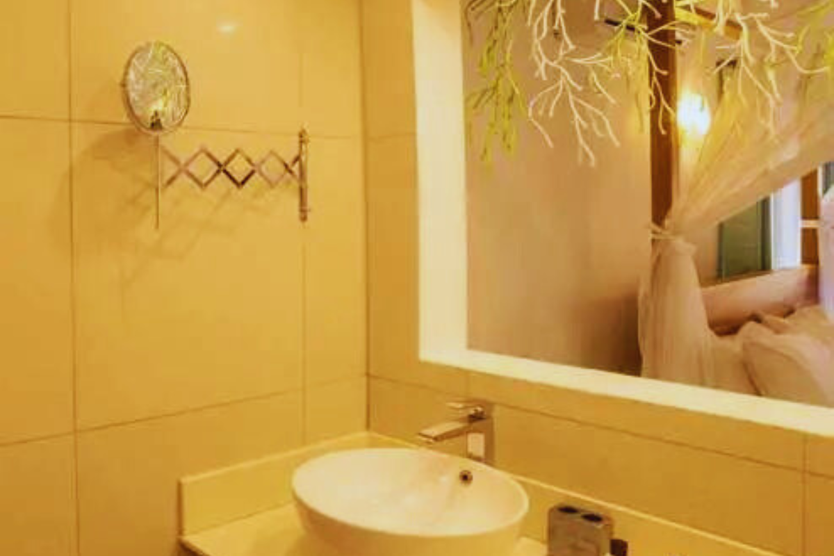 Flowers of Paradise Hotel deluxe bathroom