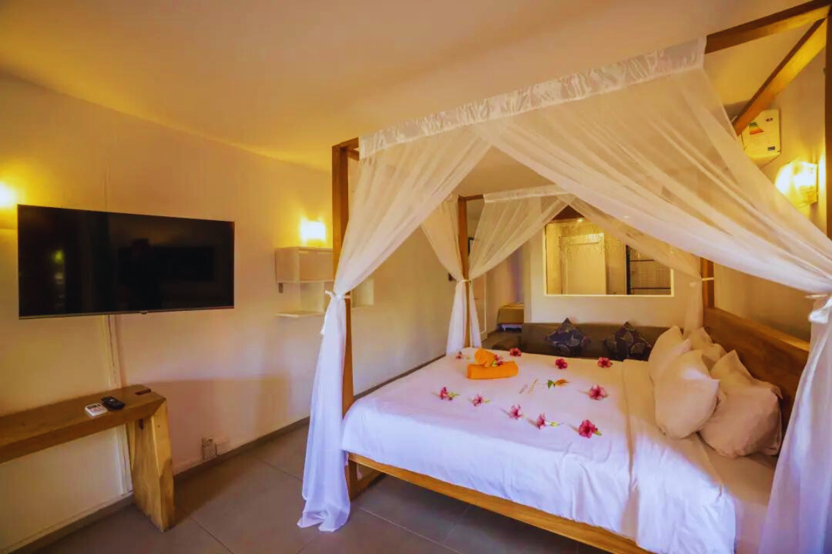 Flowers of paradise room