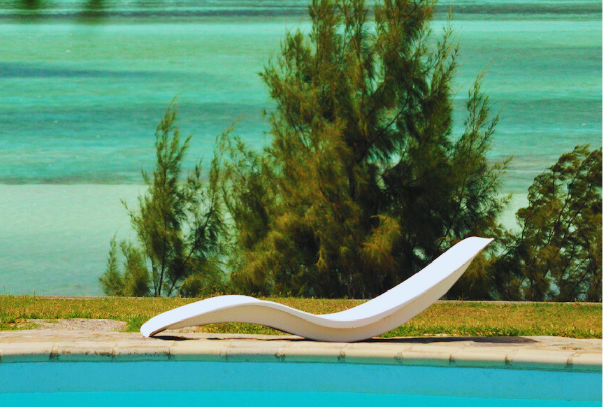 La belle Rodriguaise pool side