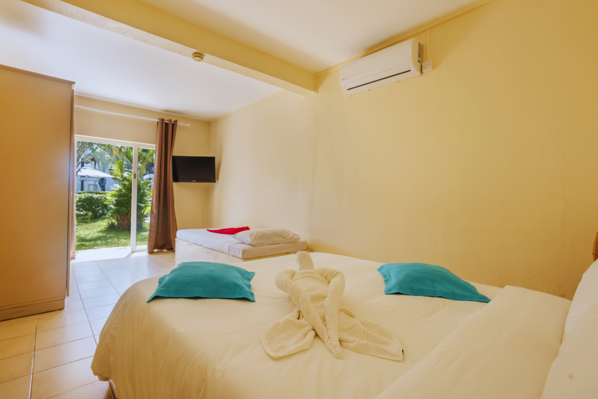 Garden view room bedding