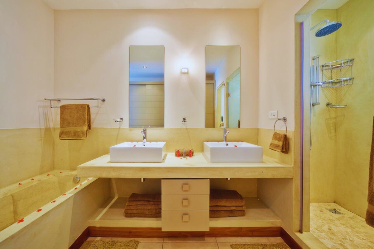 Bon Azur 4 bedroom bathroom
