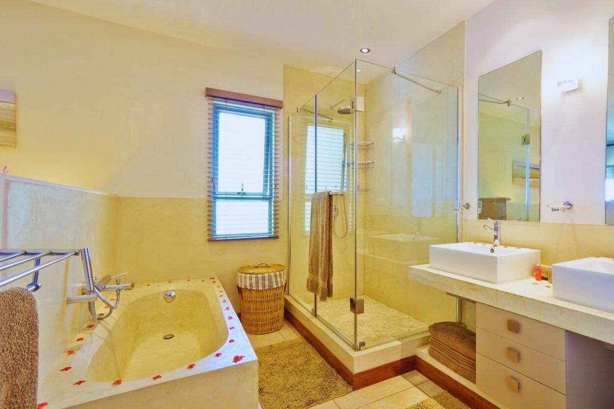 Bon Azur 4 bedroom washroom