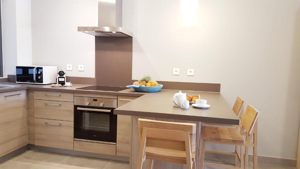 Choisy Les Bains 1 Bedroom Apartment – Garden view