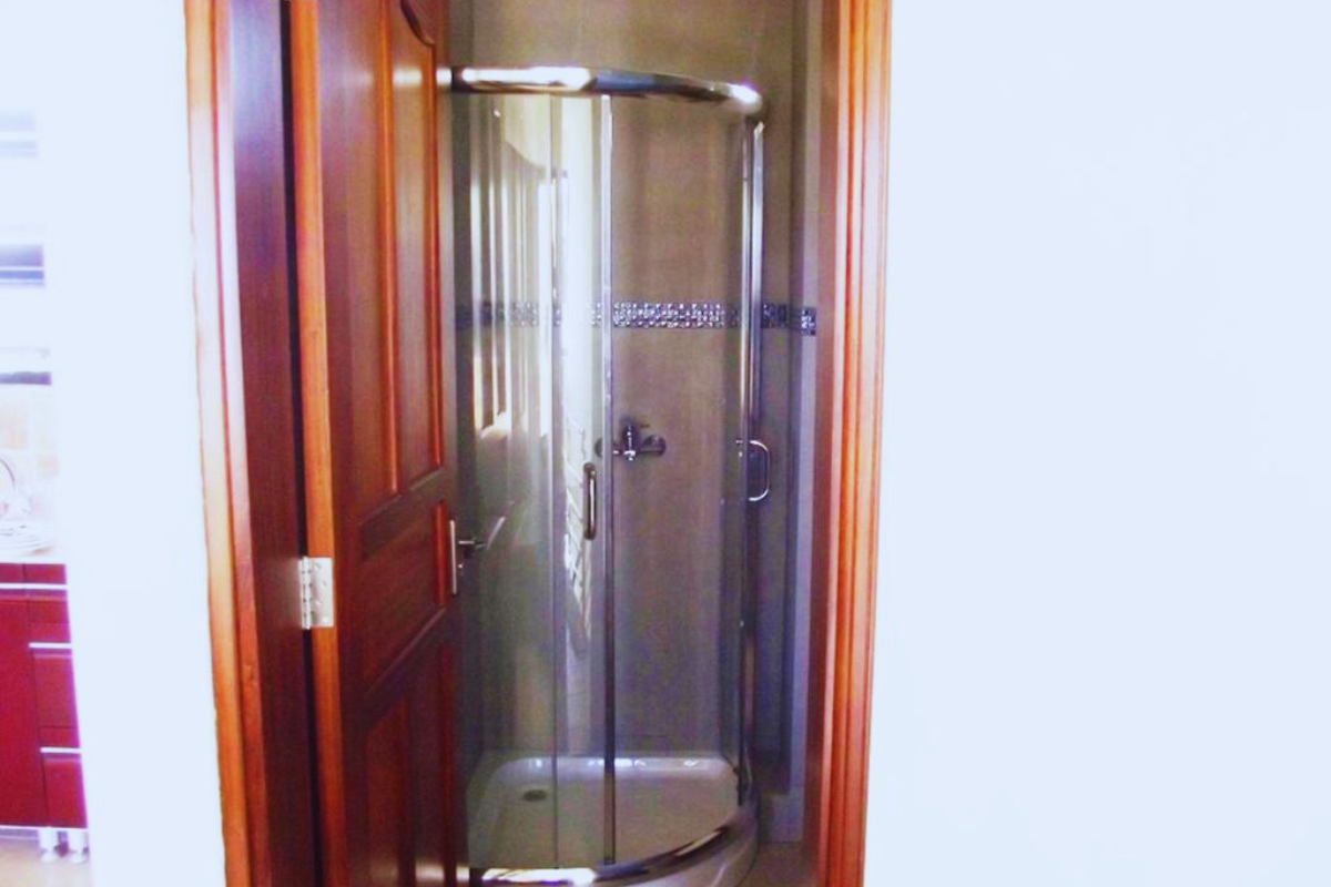 Two bedroom apart bathroom