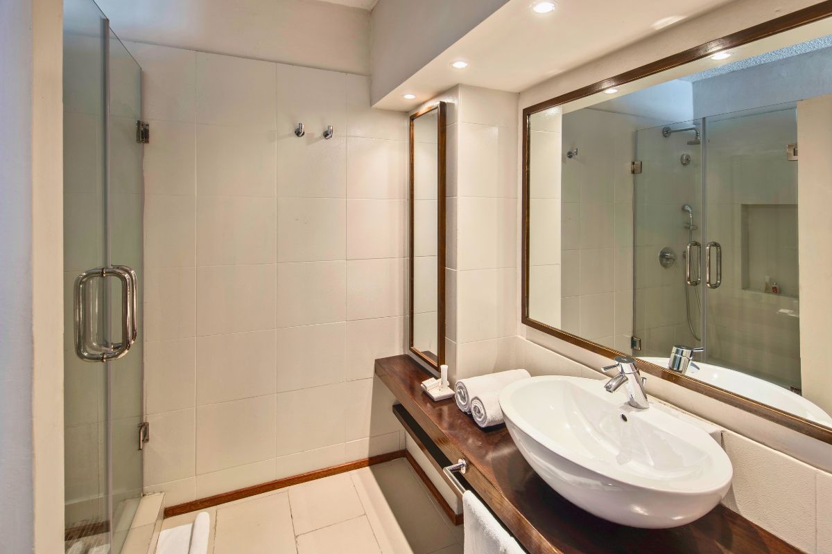 Solana Beach Hotel Superior Room Bathroom